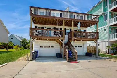 Image de Coastal duplex with multiple decks & backyard - walk to beach