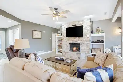 Image de Serene waterfront condo with W/D, patio, & electric grill