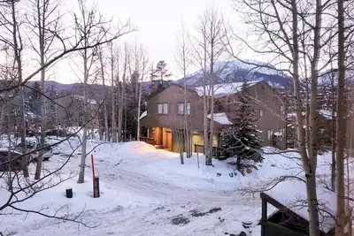 Modern mountain-view townhome with fireplace, 2 decks, & W/D - dog-friendly