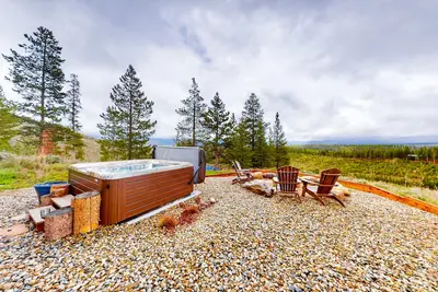 Image de Spacious mountain view home with gas fireplace, hot tub, & balcony