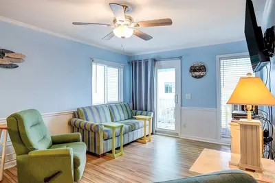 Image de 1st-floor pool-view condo with outdoor pool, beach access, balcony, W/D, & Ac