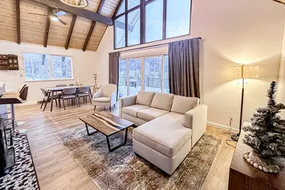 Image de Amazing dog-friendly mountain view home with hot tub, wood stove, patio, & deck
