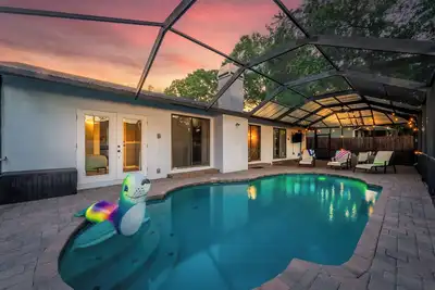 Image de Bug-Free Oasis! Saltwater Pool + Games Near Honeymoon Island!