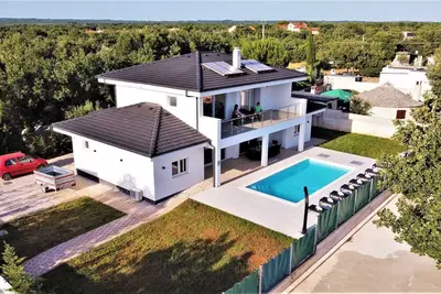 Image de Villa Neuve Avec Piscine Privée