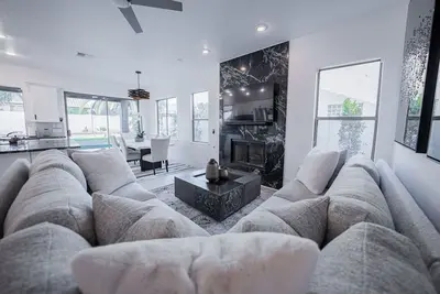 Image de Modern Contemporary Showpiece w/Pool, Hot Tub, & Game Room!