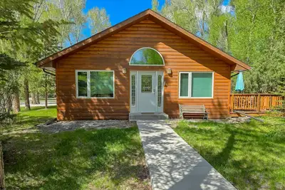 Image de Mountain-view home near fishing & skiing with hot tub & game room - dogs Ok