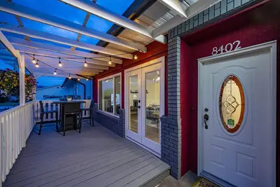 Image de Vista La Rosa - The rose garden lake view house!