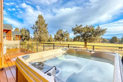 Image de Golf course-front home with deck, hot tub, fireplace, W/D, & community pool