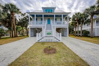 Image de Custom home with private pool, elevator & short walk to the beach