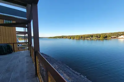 Image de Custom Lakeside Balcony Cabin 20b