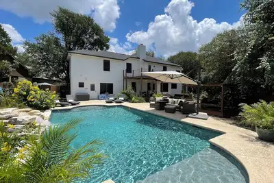 Image de Large Family Private Home - Hot Tub, Pool, Pool Table, game room, dog friendly!