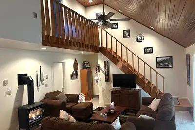 Image de Reduced rate this weekend! Spacious & Pet-friendly 3br cabin!