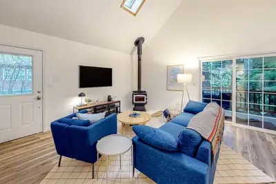 Image de Renovated, three-story home by the beach with a furnished deck & washer/dryer