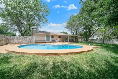 Image de Cheerful 3-bedroom Home with a Pool! And Game room. North central!