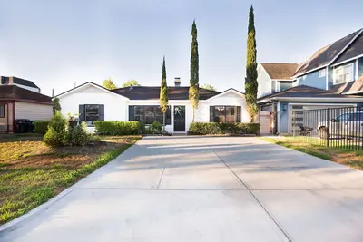 Image de Family and pet friendly stylish home in excellent Heights location.