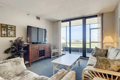 Image de Beachfront with a pool at Ocean Trillium Condo ~ #101