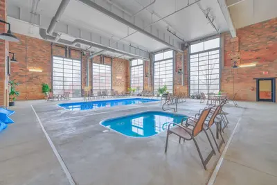 Image de Ground Floor Getaway- Year round indoor/outdoor pool close to town and beach!