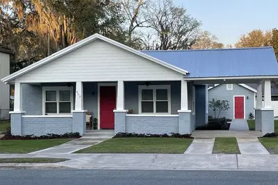Image de Newly Renovated 3 bedroom home close to springs, eateries, markets, and downtown