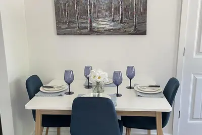 Cozy, relaxing get away close to trails, beach, shopping and restaurants