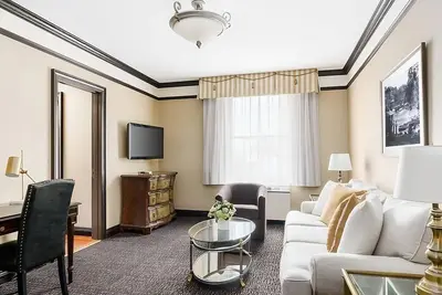 Image de Minutes to New York Historical Society! 2 Units, Onsite Spa & Wellness Center