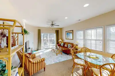 Image de Spacious double condo with pool access, patio & kitchens - snowbird-friendly