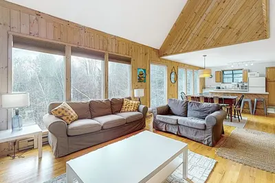 Image de Charming retreat close to skiing with firepit, W\/D, & fireplace - dog friendly