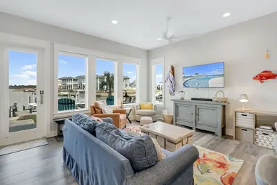 Image de Cheerful bayfront condo with infinity pool, scenic patio, & W/D - fishing nearby