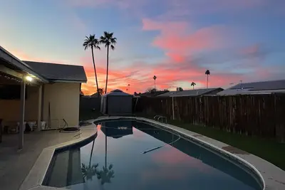 Image de Comfortable and fun! Pool, game room, outdoor living spaces, great location ++++