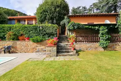 Image de Petite maison panoramique avec piscine privée, placé dans les collines au-dessus de Cortona. Situé d