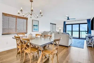 Image de Newly renovated top-floor, corner condo with Gulf-front views, pool & hot tub