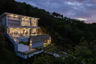 Image de Villa avec vue spectaculaire sur mer, îles et forêt - Piscine à débordement
