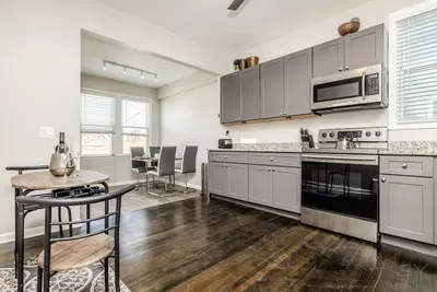 Image de Light and bright 3bd duplex in Avondale, Chicago