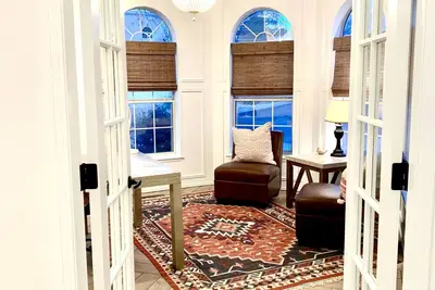 Image de Bright and Spacious Home in a Ne Heights Gated Community