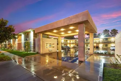 4 Spacious Units – Ideal for Families, Minutes to Disneyland & Gardenwalk!