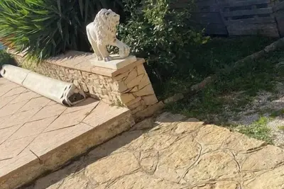 Image de Maison avec piscine et jacuzzi proche de tous.