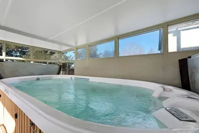 Image de Giant Jacuzzi Luxe 5 Bd Home Pool Table Ping-Pong