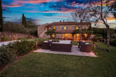 Image de Holiday Villa with panoramic pool in the hills of Tuscany.