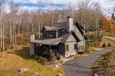 Image de Woof Lodge at SweetGrass - pet friendly, outdoor fireplace, walk to lake