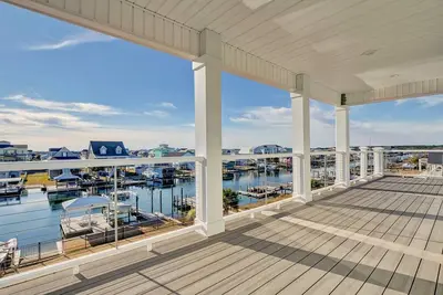 Image de Gorgeous 4 Bedroom Canal Front House