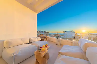 Image de Beautifully designed 2 bedroom apartment with terrace an communal spa