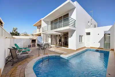 Image de Maison de vacances 'Lagos Beach Pool Villa' avec piscine privée, Wi-Fi et climatisation.