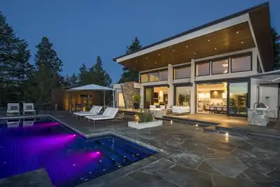 Image de This house is a 3 bedroom(s), 6. 5 bathrooms, located in Kelowna, Bc.