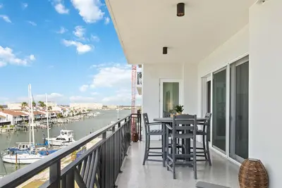 Image de Brand New Water Front Unit The Harbor #403