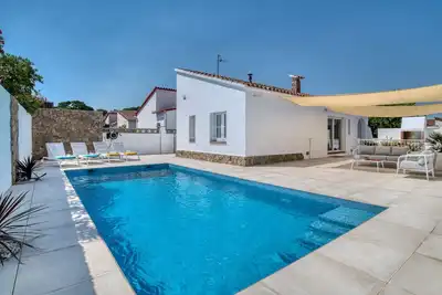 Image de Brancs : Maison au rez-de-chaussée avec piscine privée à l'Escala