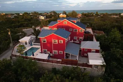 Image de Poolside Tiny House, steps away from the pool! Privacy gate & keyless!