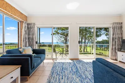 Image de Unit 2, 12 Ballingalla Apartments overlooking the golf course with Ocean Views