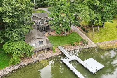 Image de Pool Table, Massive Balcony, Firepit, & Spacious!
