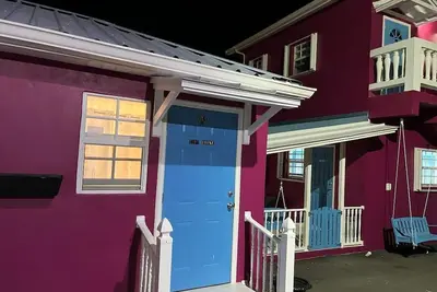Image de You won’t forget your time in this romantic Tiny House w/ pool. Gated & Keyless!