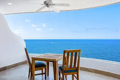 Image de Impressive 8th-floor oceanfront condo with water views, hot tub & pool