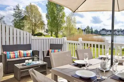 Image de Spinnaker Lodge · Cotswolds Lakeside Home